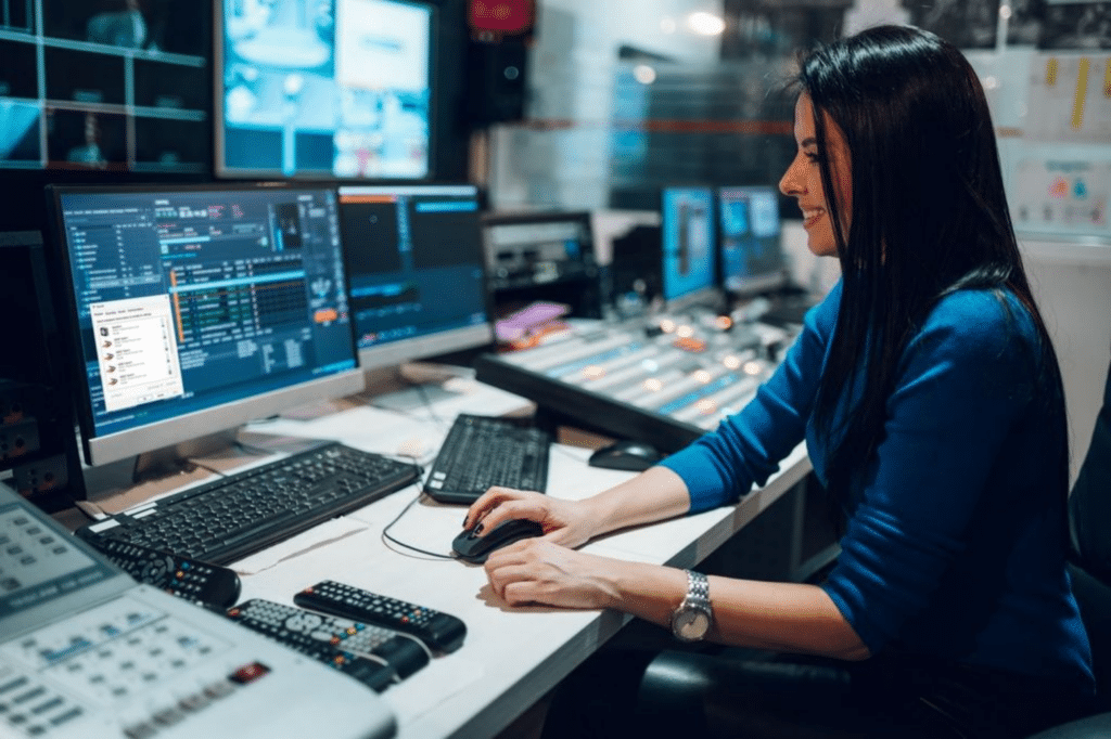 Lady at a computer looking at Streamer ++